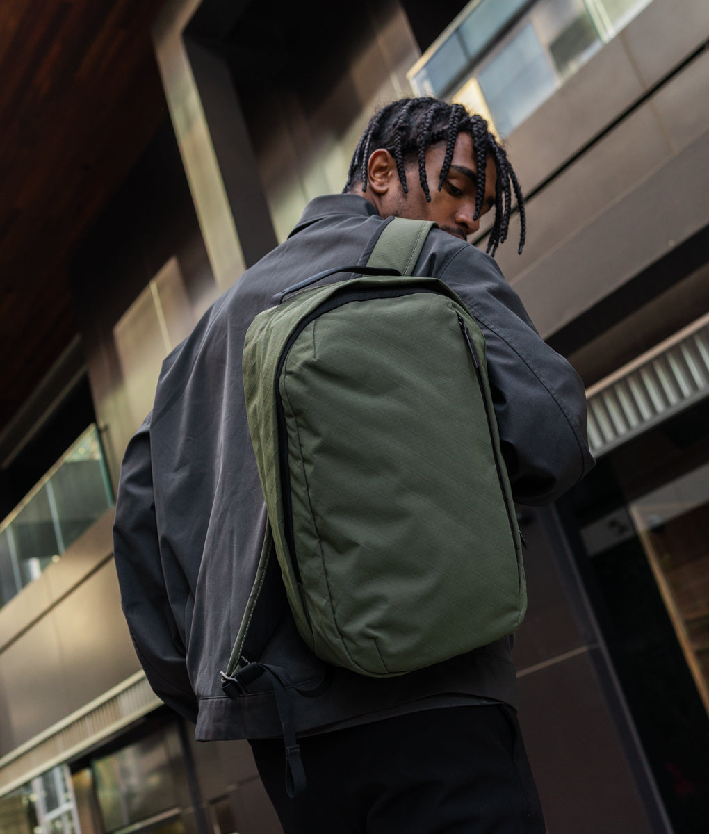 バッグ ALPAKA Metro Backpack 12L Amazon.com: ALPAKA Metro Backpack -12L Fits a Thin 14
